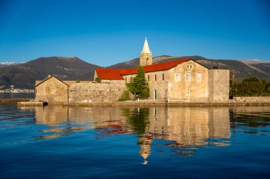 Karadağ 'ın Adriyatik Denizi' nin Kotor körfezindeki Tivat kenti yakınlarındaki bir yat teknesinden Merhamet Adası 'nın görüntüsü. Yüksek kalite fotoğraf