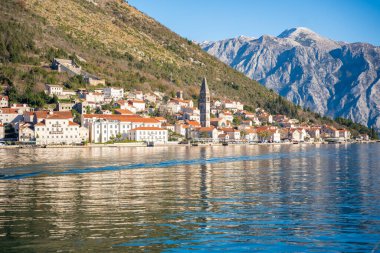 Ünlü Kotor Körfezi 'nde kışın tekneli tarihi bir kasaba manzarası. Yüksek kalite fotoğraf