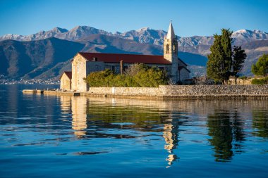 Karadağ 'ın Adriyatik Denizi' nin Kotor körfezindeki Tivat kenti yakınlarındaki bir yat teknesinden Merhamet Adası 'nın görüntüsü. Yüksek kalite fotoğraf