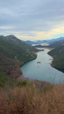 Karadağ 'ın Skadar gölü kıyısındaki Rijeka Crnojevica nehrinin kanyonu. Yüksek kalite 4k görüntü