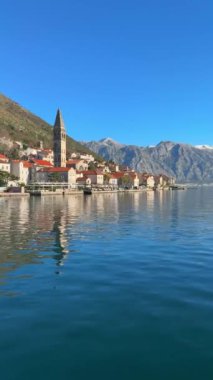 Ünlü Kotor Körfezi 'nde kışın tekneli tarihi bir kasaba manzarası. Yüksek kalite 4k görüntü