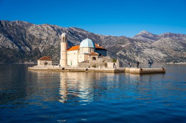 Perast, Karadağ - 3 Ocak 2025: Perast, Karadağ 'daki Our Lady of the Rocks Kilisesi. Boka Kotor Körfezi, Avrupa. - Evet. Yüksek kalite fotoğraf