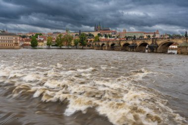 Prag 'da sel. Prag, Vltava nehrinin karşısındaki Prag Kalesi manzarası. Yüksek kalite fotoğraf