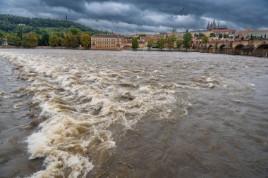 Prag 'da sel. Prag, Vltava nehrinin karşısındaki Prag Kalesi manzarası. Yüksek kalite fotoğraf