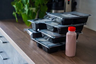 Kilo kaybı için sağlıklı beslenme planı olan kara kutular, günlük hazır yemek menüsü teslimatı. Cep telefonu uygulaması ile sipariş edilen yemek. Tabakla dengeli porsiyon. Pişirme öncesi. Yüksek kalite fotoğraf