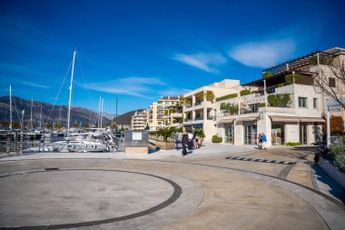 Tivat, Karadağ - 7 Ocak 2025: Karadağ 'ın Tivat kentinde kışın tekne ve yatlarla Porto Karadağ' ın deniz ve mimarisi. Yüksek kalite fotoğraf