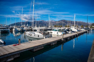 Tivat, Karadağ - 7 Ocak 2025: Porto Karadağ Denizcisi kışın Karadağ 'ın Tivat kentinde tekne ve yatlarla görülüyor. Yüksek kalite fotoğraf