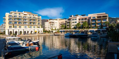 Tivat, Karadağ - 7 Ocak 2025: Karadağ 'ın Tivat kentinde kışın tekne ve yatlarla Porto Karadağ' ın deniz ve mimarisi. Yüksek kalite fotoğraf