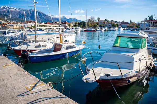 Tivat, Karadağ - 7 Ocak 2025: Porto Karadağ Denizcisi kışın Karadağ 'ın Tivat kentinde tekne ve yatlarla görülüyor. Yüksek kalite fotoğraf