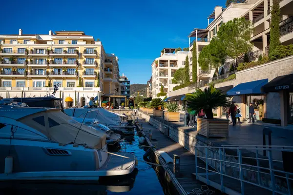 Tivat, Karadağ - 7 Ocak 2025: Karadağ 'ın Tivat kentinde kışın tekne ve yatlarla Porto Karadağ' ın deniz ve mimarisi. Yüksek kalite fotoğraf