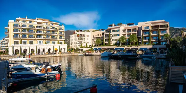 Tivat, Karadağ - 7 Ocak 2025: Karadağ 'ın Tivat kentinde kışın tekne ve yatlarla Porto Karadağ' ın deniz ve mimarisi. Yüksek kalite fotoğraf