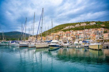 Lustica Körfezi, Karadağ - 5 Ocak 2025: Karadağ 'ın Lustica Körfezi marinasında mimarlık ve lüks yatlar. Yüksek kalite fotoğraf