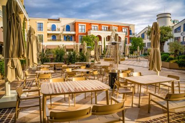 Lustica Körfezi, Karadağ - 5 Ocak 2025: Karadağ 'ın Lustica Körfezi' nde kafeleri ve altyapısı olan yeni modern konut. Yüksek kalite fotoğraf