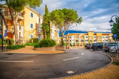 Lustica Körfezi, Karadağ - 5 Ocak 2025: Karadağ 'ın Lustica Körfezi' nde kafeleri ve altyapısı olan yeni modern konut. Yüksek kalite fotoğraf