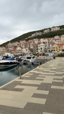 Lustica Körfezi, Karadağ - 5 Ocak 2025: Karadağ 'ın Lustica Körfezi marinasında mimarlık ve lüks yatlar. Yüksek kalite 4k görüntü