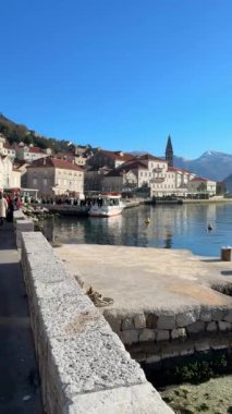 Perast, Karadağ - 3 Ocak 2025: Tarihi Perast kasabasının mimarisi ve ünlü Kotor Körfezi kış mevsiminde. Yüksek kalite 4k görüntü