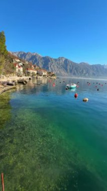 Karadağ 'da kış sabahı, Kotor Körfezi' nin istiridye çiftlikleriyle panoramik manzarası. Yüksek kalite 4k görüntü