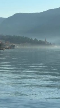 Karadağ 'ın Kotor kasabasının yanındaki Kotor Körfezi' nin kıyısındaki küçük köy manzarası. Yüksek kalite 4k görüntü