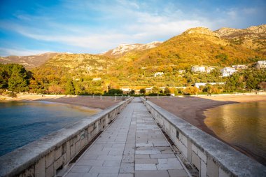 Karadağ 'daki Altın Saat Sahil Perspektifi' nden Sveti Stefan 'a Köprü' nün Günbatımı Manzarası. Yüksek kalite fotoğraf