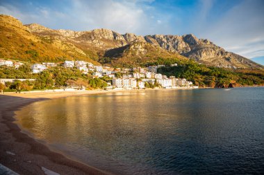 Karadağ 'ın Sveti Stefan Köprüsü' nden Manzaralı Sahil Manzarası. Bir Picturesque Adriyatik Sahil Hattı. Yüksek kalite fotoğraf