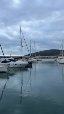 Lustica Körfezi, Karadağ - 5 Ocak 2025: Karadağ 'ın Lustica Körfezi marinasında mimarlık ve lüks yatlar. Yüksek kalite 4k görüntü