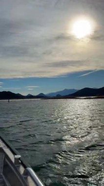 Karadağ 'ın Skadar Gölü yakınlarındaki Crnojevica Nehri' ndeki ağaç ve saz teknesinden kışın dağ zirveleriyle çevrili bir yer. Yüksek kalite 4k görüntü