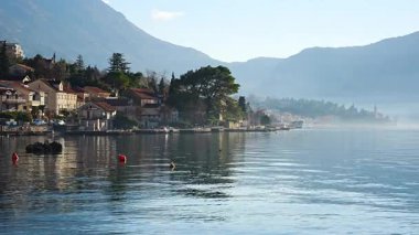 Karadağ 'ın Kotor kasabasının yanındaki Kotor Körfezi' nin kıyısındaki küçük köy manzarası. Yüksek kalite 4k görüntü