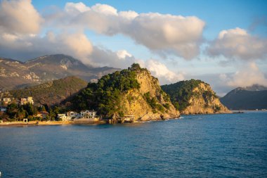Karadağ 'ın Petrovac kentindeki antik kale yakınlarındaki kayalar, deniz ve bitki örtüsüyle kıyı manzarası. Yüksek kalite fotoğraf