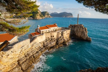 Karadağ 'ın Petrovac kentindeki kayalıklardaki antik kale manzarası. Yüksek kalite fotoğraf