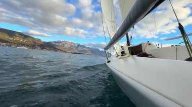 Karadağ 'ın Kotor Körfezi' nde yelken açan spor yatı macera, özgürlük ve deniz keşiflerini temsil ediyor. Yüksek kalite fotoğraf