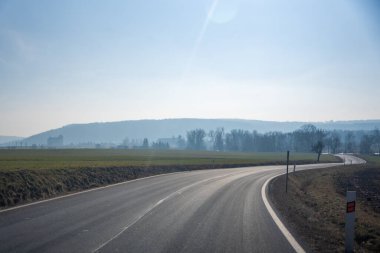 Çek Cumhuriyeti 'nin Petrohrad yakınlarındaki kırsal yolun kış manzarası. Yüksek kalite fotoğraf
