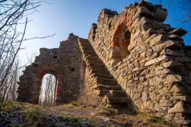 Küçük bir Czech kasabası olan Petrohrad 'da eski bir kale, şapelin yanında harabe. Hacıların yolu, Çek Cumhuriyeti. Yüksek kalite fotoğraf
