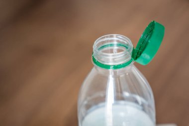 PET şişesinde durgun plastik kapak. Yeni tasarım, kapağın açıldıktan sonra şişeye bağlı kalması ve tüm paketin toplanıp geri dönüşümünün kolaylaştırılması anlamına geliyor. Yüksek kalite fotoğraf