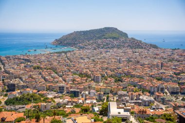 Güneşli bir günde tepeden Alanya 'nın panorama manzarası. Yüksek kalite fotoğraf