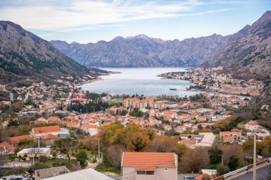 Karadağ 'ın dağlık kesiminden Kotor kasabası ve Bay Boca' nın panoramik manzarası. Yüksek kalite fotoğraf