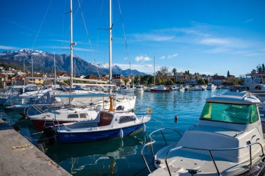 Tivat, Karadağ - 7 Ocak 2025: Porto Karadağ Denizcisi kışın Karadağ 'ın Tivat kentinde tekne ve yatlarla görülüyor. Yüksek kalite fotoğraf