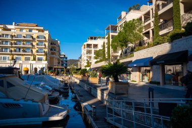 Tivat, Karadağ - 7 Ocak 2025: Karadağ 'ın Tivat kentinde kışın tekne ve yatlarla Porto Karadağ' ın deniz ve mimarisi. Yüksek kalite fotoğraf