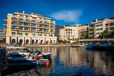 Tivat, Karadağ - 7 Ocak 2025: Karadağ 'ın Tivat kentinde kışın tekne ve yatlarla Porto Karadağ' ın deniz ve mimarisi. Yüksek kalite fotoğraf