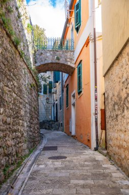 Herceg Novi, Karadağ - 3 Ocak 2025: Karadağ 'ın eski Herceg Novi kentinde kışın insanların olmadığı Dar Sokak. Yüksek kalite fotoğraf