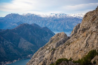 Kotor Körfezi Boca 'nın panoramik manzarası ve Karadağ' ın dağlık kesiminden kış mevsiminde dağlar. Yüksek kalite fotoğraf