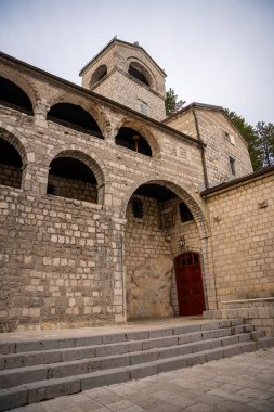 Karadağ 'da bir kış gününde Çetince Manastırı. Yüksek kalite fotoğraf
