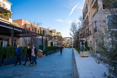 Tivat, Karadağ - 7 Ocak 2025: Porto Karadağ 'ın kışın Tivat, Karadağ' da yürüyen insanlarla birlikte mimarisi. Yüksek kalite fotoğraf