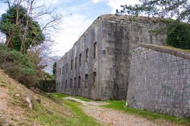 Eski Vrmac Kalesi, Karadağ 'ın Kotor kentindeki Avusturya-Macaristan İmparatorluğu' nun eski bir kalesi. Yüksek kalite fotoğraf
