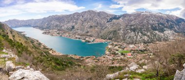 Karadağ 'ın dağlık kesiminden Kotor kasabası ve Bay Boca' nın panoramik manzarası. Yüksek kalite fotoğraf