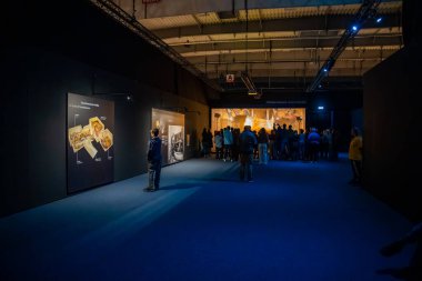 Prag, Çek Cumhuriyeti - 15 Ocak 2023: Prag 'da Tutankhamun Altın Hazinesi. Orijinal Sergi Tutankamon, Mezarı ve Hazineleri yazan Howard Carter, Çek Cumhuriyeti. Yüksek kalite fotoğraf