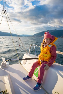 Karadağ 'ın Kotor Körfezi' nde eğitim sırasında, macera, özgürlük ve deniz sporlarını temsil eden bir yat kullanmayı öğrenen küçük bir kız. Yüksek kalite fotoğraf