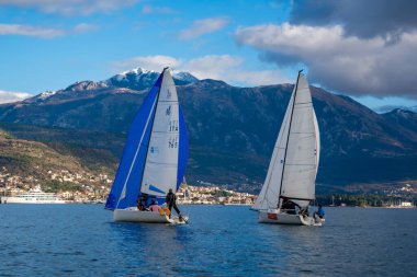 Kotor, Karadağ - 20 Ocak 2025: Karadağ 'ın Kotor Koyu' nda öğrencileri ve eğitmenleriyle birlikte iki yelkenli tekne, takım çalışması, macera ve deniz eğitimini ön plana çıkarıyor. 