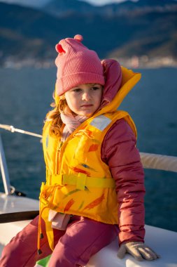 Karadağ 'ın Kotor Körfezi' nde eğitim sırasında, macera, özgürlük ve deniz sporlarını temsil eden bir yat kullanmayı öğrenen küçük bir kız. Yüksek kalite fotoğraf