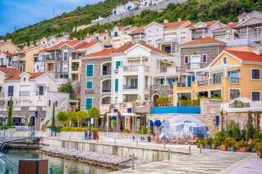 Lustica Körfezi, Karadağ - 5 Ocak 2025: Karadağ 'ın Lustica Körfezi' nde lüks yatları olan marinanın yanında mimarlık. Yüksek kalite fotoğraf