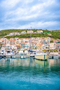 Lustica Körfezi, Karadağ - 5 Ocak 2025: Karadağ 'ın Lustica Körfezi marinasında mimarlık ve lüks yatlar. Yüksek kalite fotoğraf